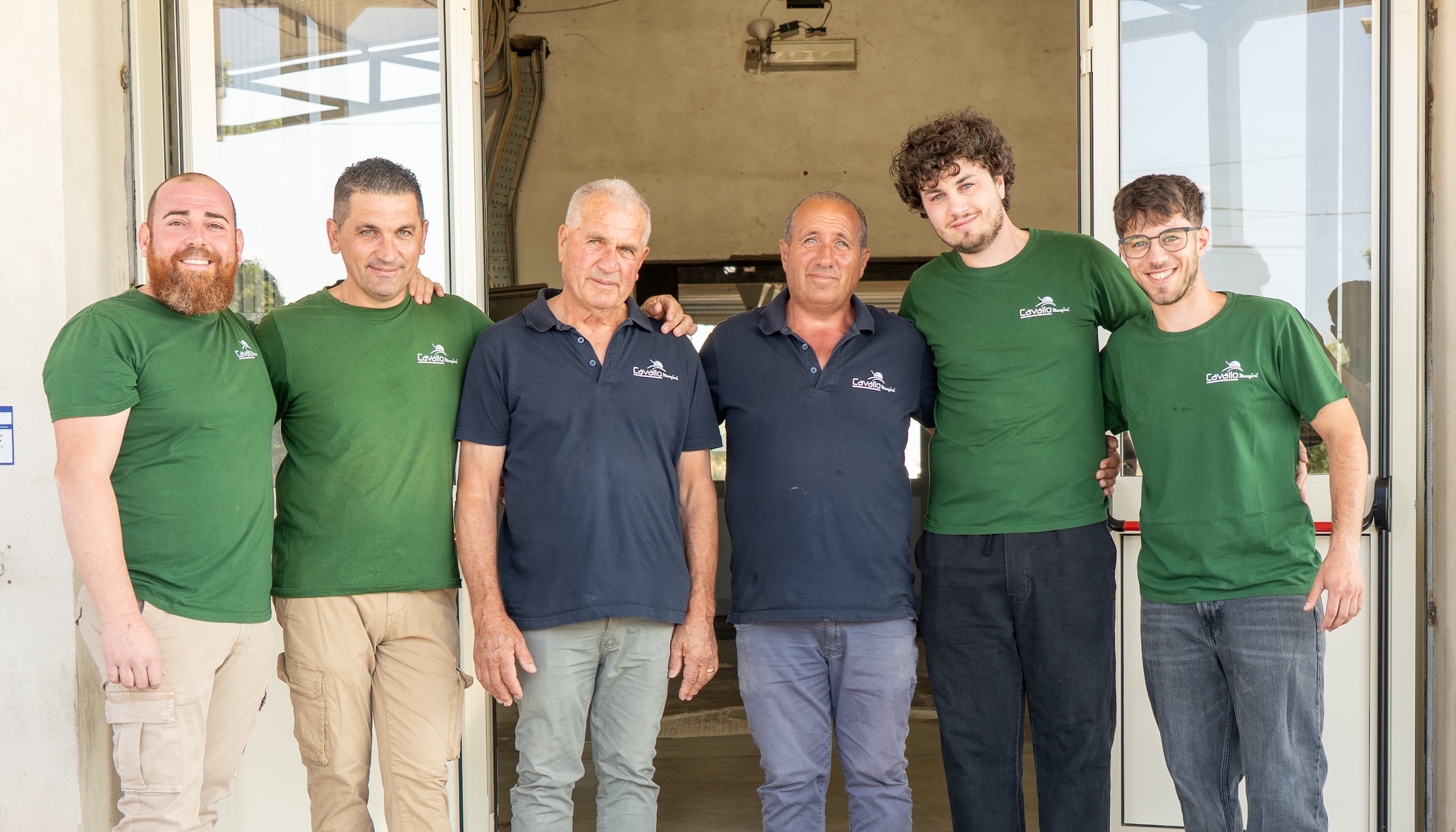 Foto della Famiglia Cavallo all'esterno dell'azienda