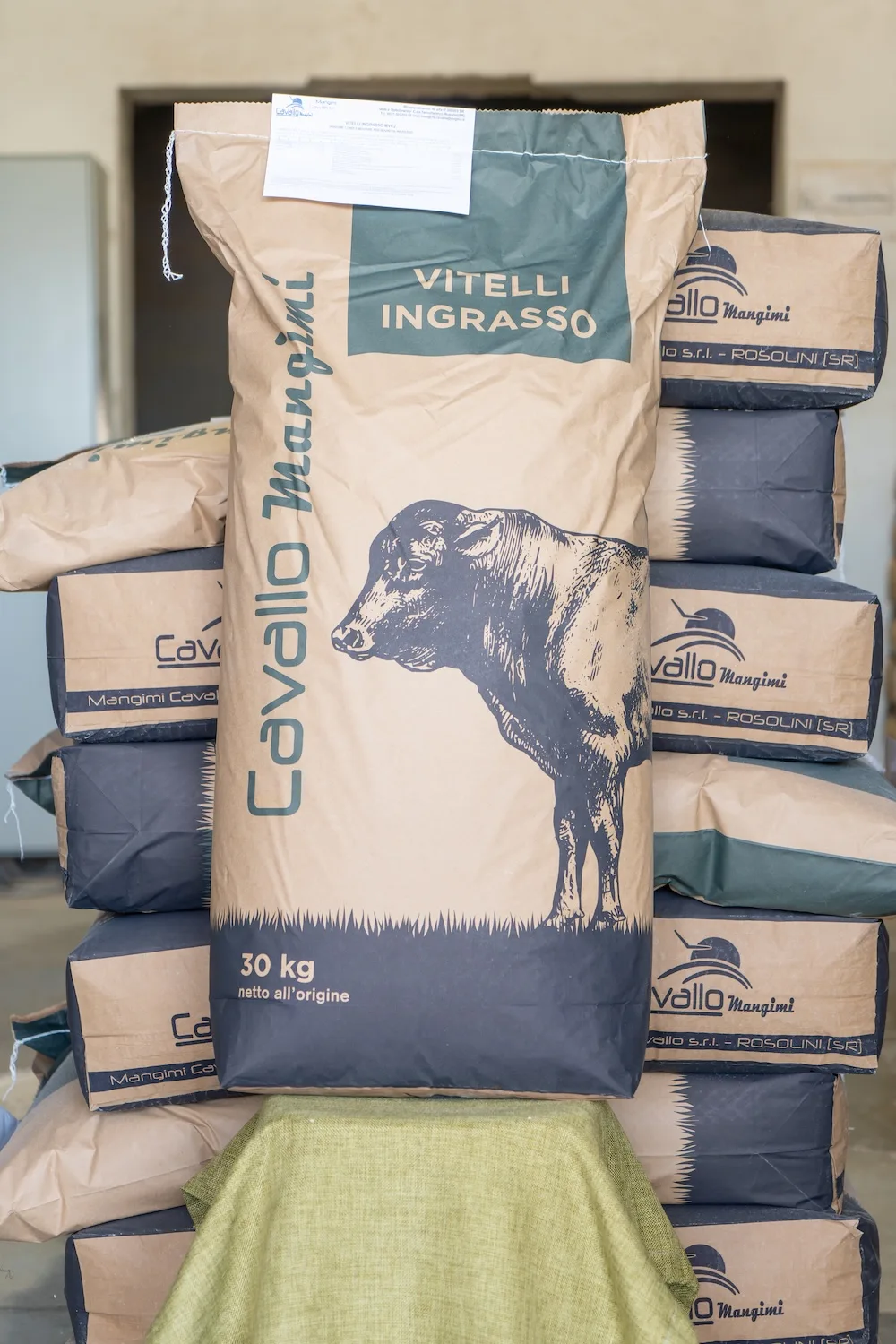 Confezione del mangime per vitelli da ingrasso