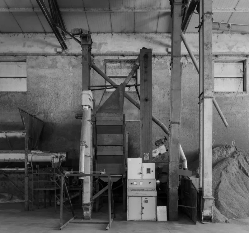 Foto storica in bianco e nero di un macchinario usato in passato per la produzione