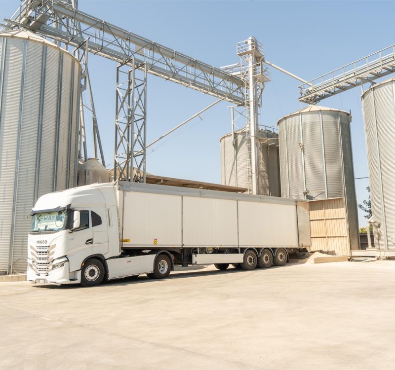 Parte dei Silos all'esterno del mangimificio con camion mentre scarica